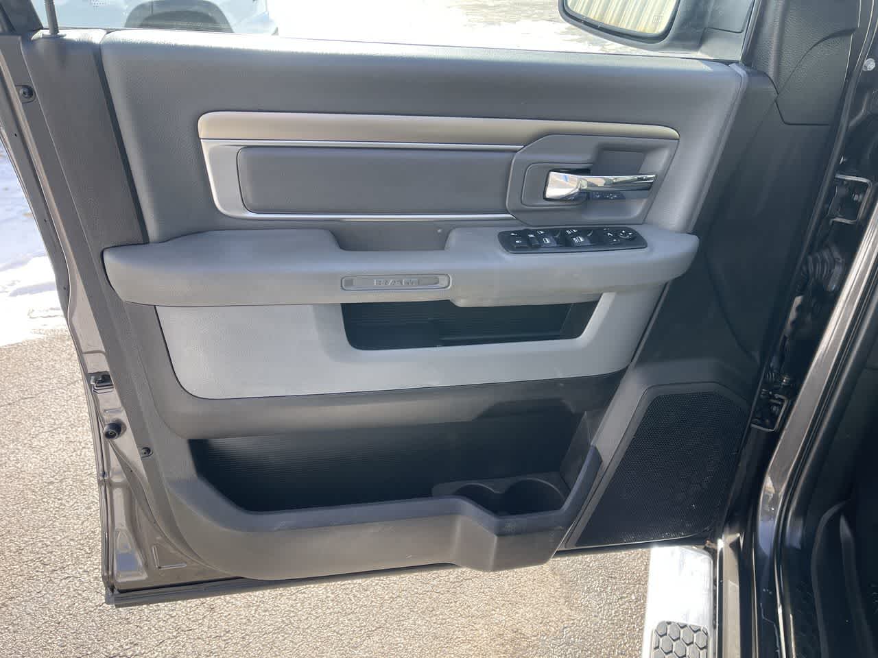 2018 RAM 1500 Big Horn Crew Cab 4x4 5'7" Box